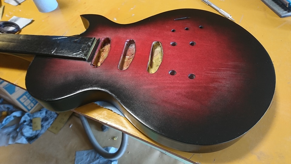 エレキギター自作に初挑戦 バックの潰し塗装とサンバースト